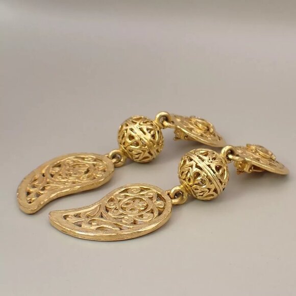 CHANEL CC Paisley Motif Drop Earrings 95P Clip-On Gold-Plated Vintage - Picture 4 of 15